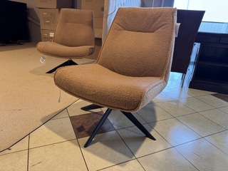 Fauteuil, cognac stof, zwart metalen onderstel